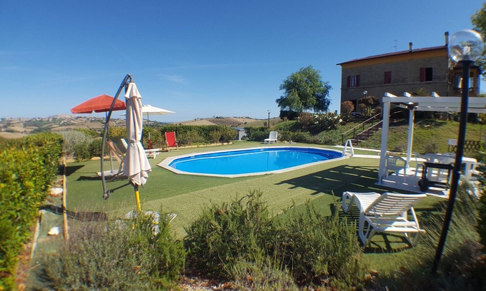 Torre San Patrizio Villa | Cómoda villa con piscina privada cerca del mar en el campo de Las Marcas