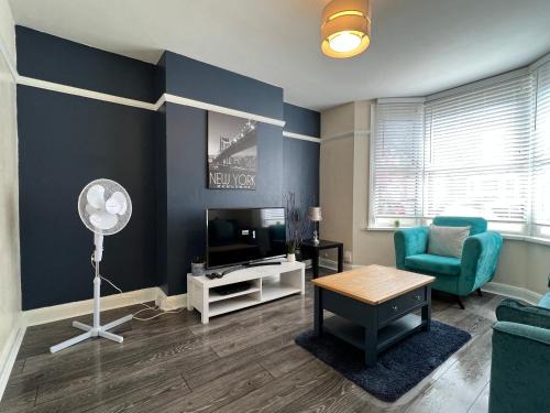 Bedford Apartamento | Comfortable King Bed - Location - Contractors - Family - Parking