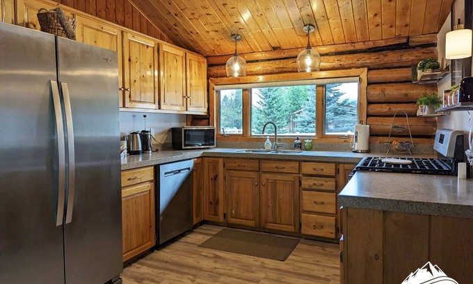 Seeley Lake Cabina | Comfortable Log Cabin w/AC ~ Downtown Seeley Lake!