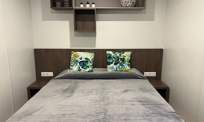 Mitwitz Casa | Comfortable mobile home with large terrace and private parking space.