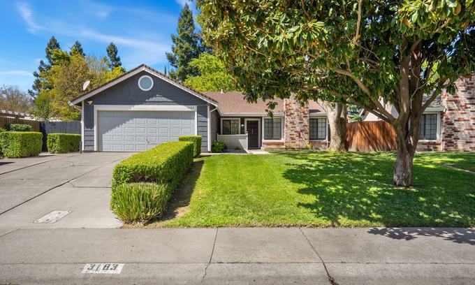 South Natomas Casa | Comfortable Modern 4 Bedroom / 2 Bath Entire Home
