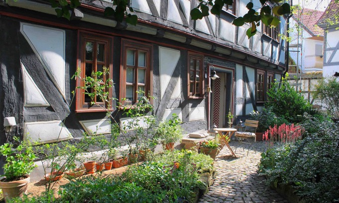 Gudensberg Apartamento | Cómodo y moderno Permanecer en el ambiente de entramado de madera de la Antigua Parroquia Gudensberg