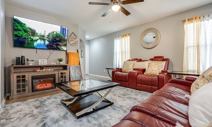 Southside Casa | Comfortable near Lackland & Downtown/Easy access I35