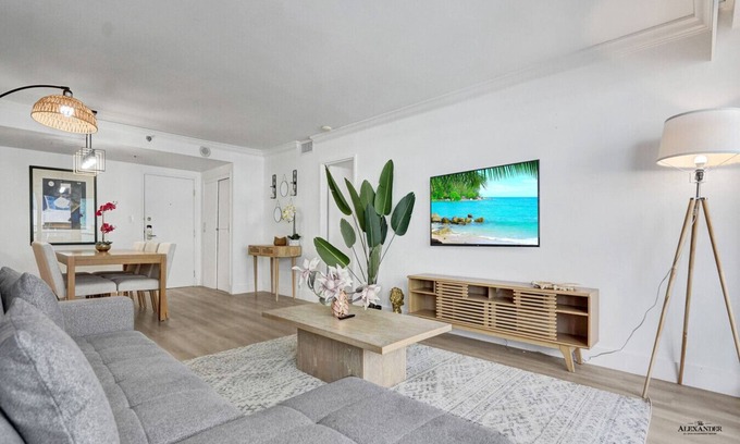 La Gorce Apartamento | Comfortable Ocean View Condo / Beach Service /1214