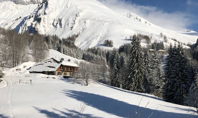 Taninges Cama Y Desayuno | Comfortable off grid mountain lodge with SPA.