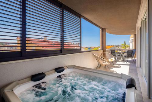 Strozanac Apartamento | Comfortable Penthouse Apartment - Sita