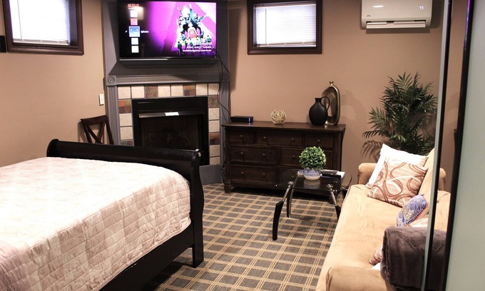 Wildwood Condominio | Comfortable private unit with hot tub and free parking