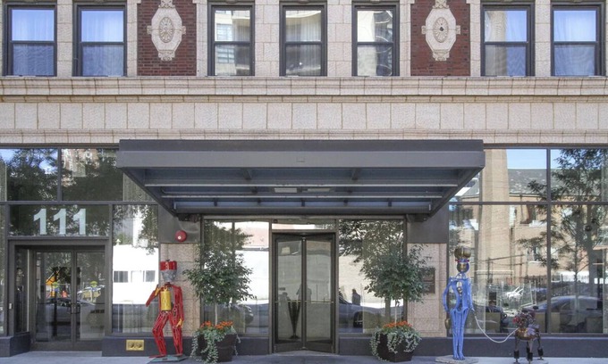 Near North Side Hotel | Comfortable Queen Stay w/ Earth Tone Furniture! Pet Friendly Near 360 Chicago!