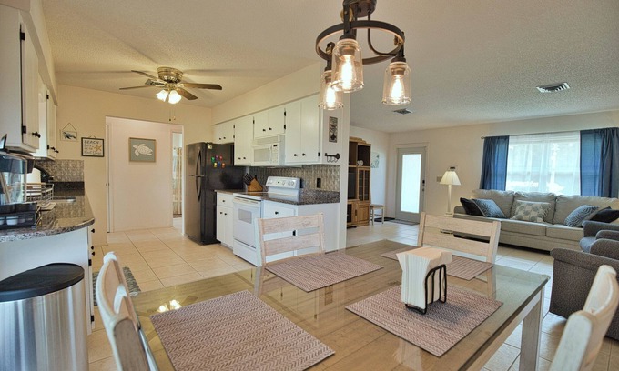 Englewood East Casa | Comfortable, Quiet Beach Retreat