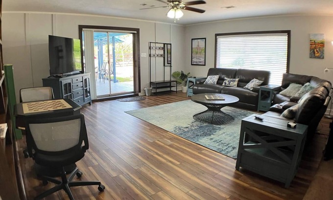 Denton Casa | Comfortable Quiet Retreat in Convenient Location