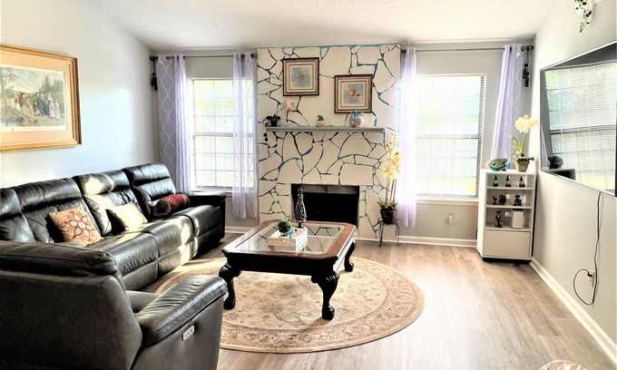 Girvin Casa | Comfortable & Quiet Home Near Beach, Mayo, walk to Shopping Great for long stays