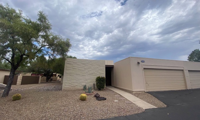 Tucson Condominio | Comfortable relaxing townhome, conveniently located for biking and hiking!