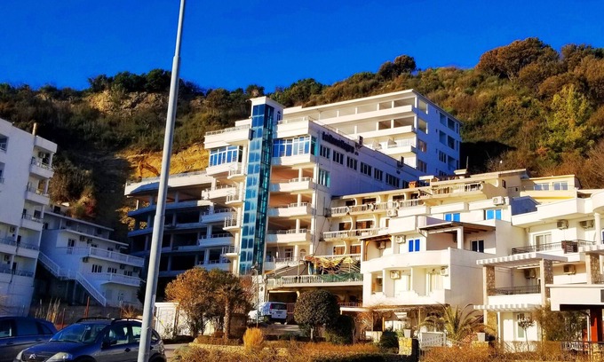 Gjerana Hotel | Comfortable room by the swimming pool