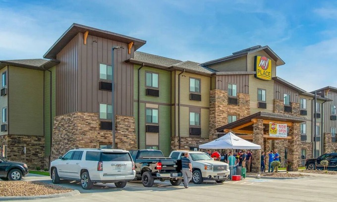Hastings Hotel | Comfortable Room Near the Hastings Kool-Aid Museum