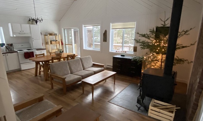 Chertsey Chalet De Esquí | Comfortable rustic chalet in beautiful setting.