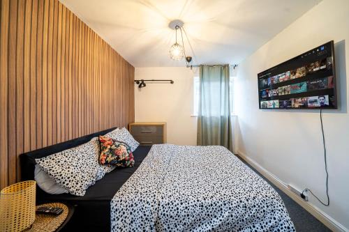 Sheffield Casa | COMFORTABLE SPARE ROOM with KING SIZE BED, Near Sheffield Centre