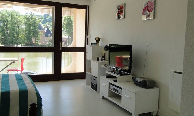 Chauffailles Apartamento | Estudio confortable con vista al estanque y al castillo