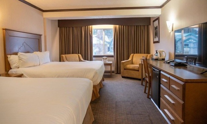 Banff Apartamento | Comfortable Superior Room with Flat-Screen TV