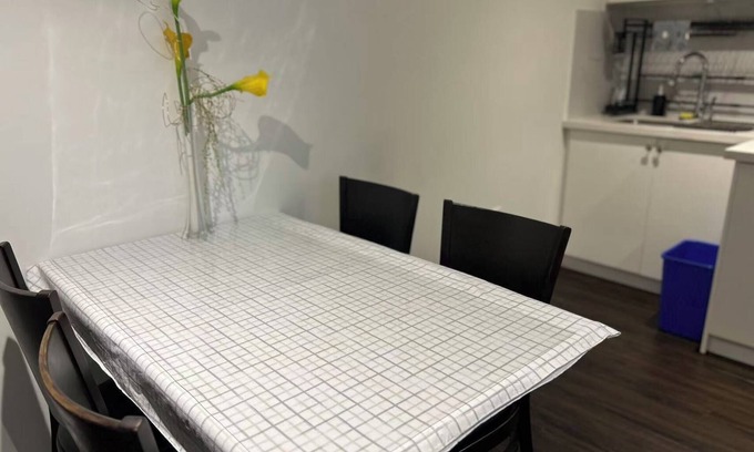 Richmond Hill Casa | Comfortable Two Bedroom Basement Suite with Full Kitchen Bathroom and Queen Beds