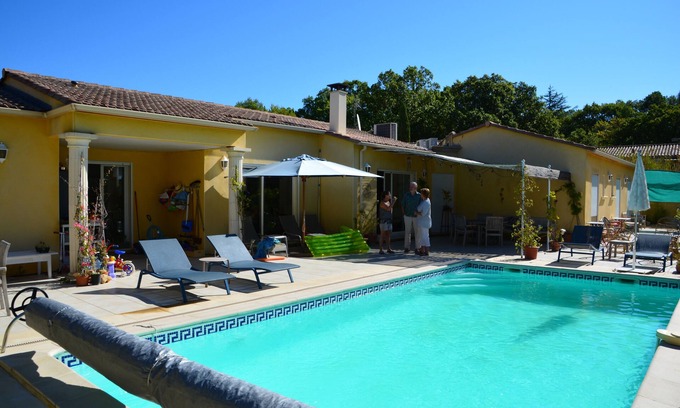 Sainte-Anastasie Villa | Villa confortable, piscina climatizada en una zona tranquila, sin subdivisión