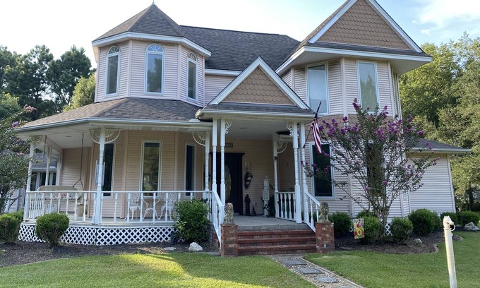 Beaumont Casa | Comfortable Victorian home with yard for outdoor enjoyment in rural Fannett