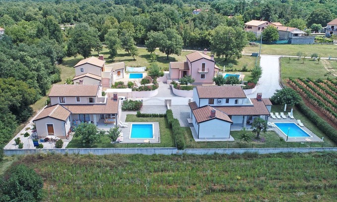 Mofardini Casa | Cómoda villa con piscina privada y WiFi