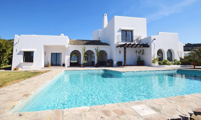 Atlanterra Chalet De Esquí | Confortable villa en la Cala de los Alemanes, de estilo mediterránea.