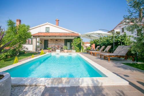 Tar-Vabriga Villa | Comfortable Villa Marinela with Pool and Garden