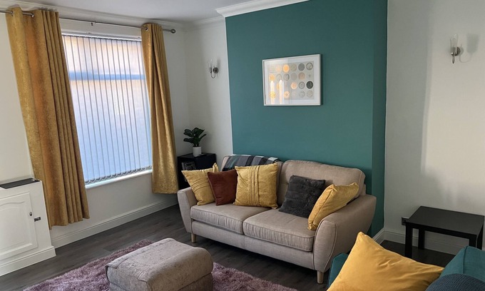 Bolton Casa | Comfortably furnished 2 bedroom home in Bolton