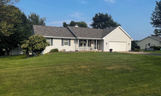 Suamico Casa | Comfortably sleeps 8-12 people well cared for home.