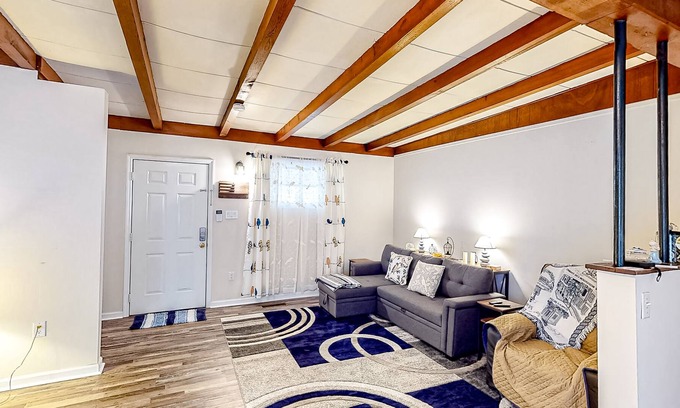 Chickamauga Casa | Comforting dog-friendly home with washer/dryer, full kitchen, & central AC