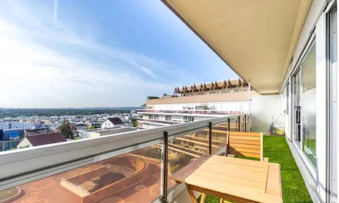 Puteaux Condominio | Comfortion Le Papillon - view of Paris and pool