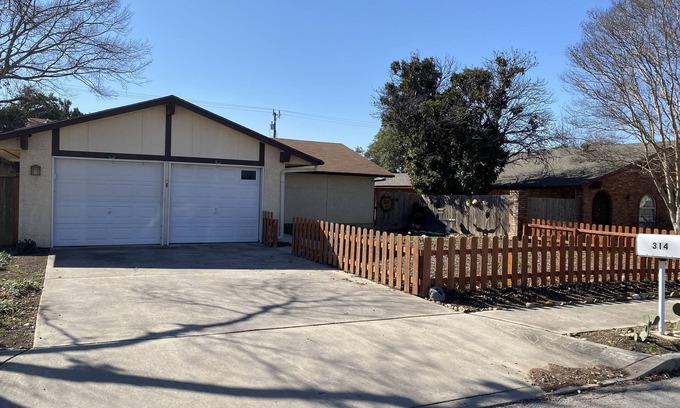 Universal City Casa | Comforts of Home - Central to Everything