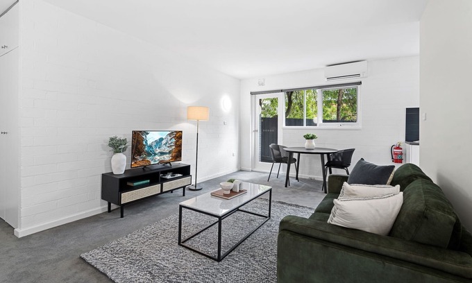 Parkville Apartamento | Comfy 1-Bed Apartment with Courtyard Seating