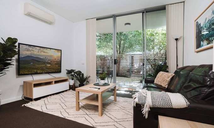 Phillip Apartamento | Comfy 1-Bed with Spacious Courtyard & Parking