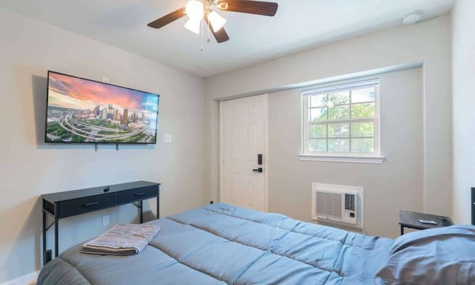 Greater Third Ward Apartamento | Comfy 1 - Bedroom APT w/ Queen Bed & Bath