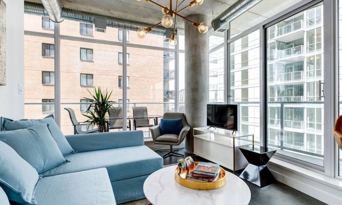 East Village Apartamento | Modern 1BR Condo for 4 | Great Views + Balcony!