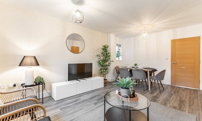 Stanwell Casa | Comfy 2 Bed With Sofa Bed /Heathrow/Surrey/M25