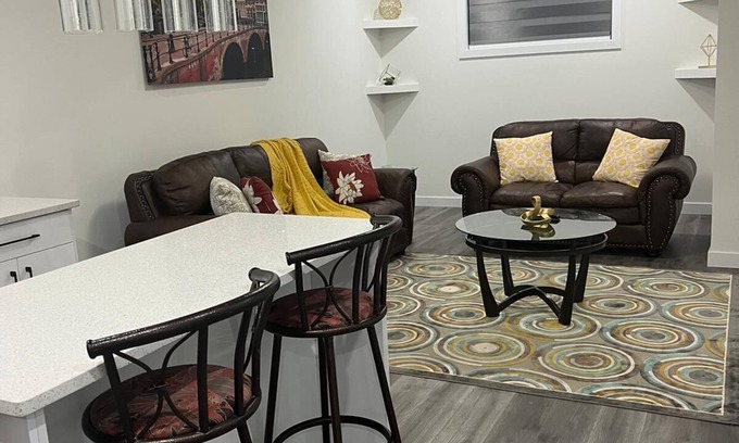 Northeast Edmonton Casa | Comfy 2 bedroom stay tucked away in a sleepy neighborhood few mins to the Henday