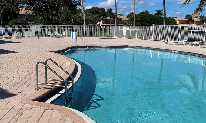 Lake Worth Casa | Comfy 2-bedroom townhome in Lake Worth with AC, EV charger, Fitness room & WiFi