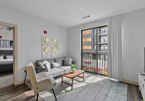Five Points South Apartamento | Comfy 2BR in Mid-Rise Perfect for Groups
