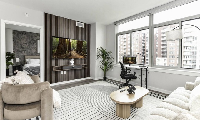 Crystal City Apartamento | Comfy 2BR Oasis with Scenic Rooftop & Gym
