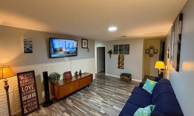 Midwest City Casa | Comfy 3 Bedroom with smart TV and WiFi near Tinker