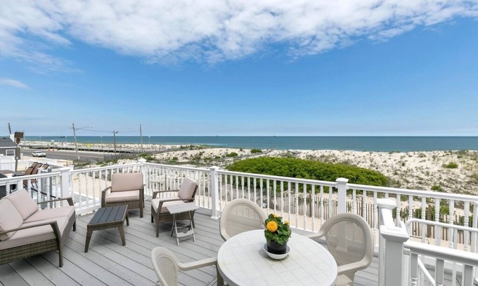 South Seaside Park Casa | Comfy 5 Bedroom Beachfront Home with Amazing Ocean Views