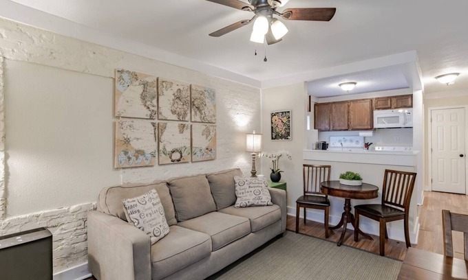 Mobile Apartamento | Comfy Midtown Charm – 16A