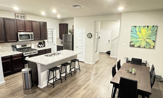San Antonio Casa | Comfy and Convenient San Antonio Family Get Away! Pets Welcome
