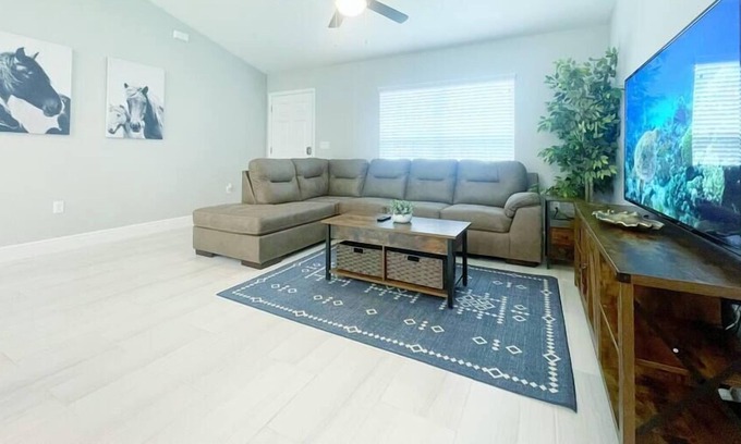 Ocala Casa | Comfy and Cozy 4 bedroom home with garage
