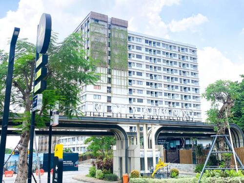 Duren Sawit Apartamento | Comfy and Modern Look 1BR Gateway Park LRT City Jatibening Apartment By Travelio