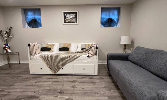 Mississauga Apartamento | Comfy Basement Apartment with Private entrance and free car