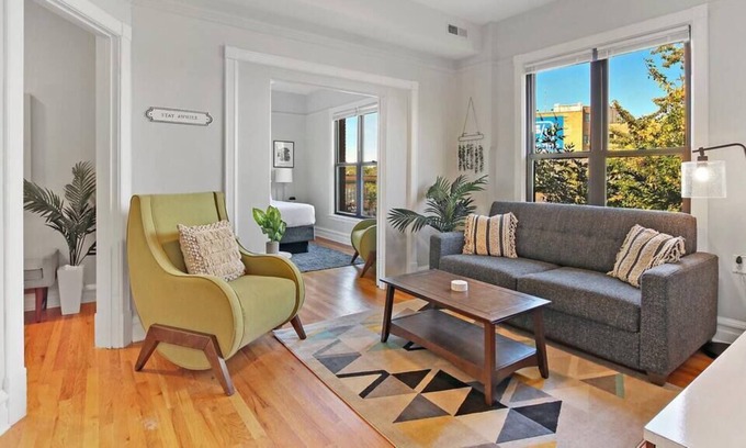 North Center Apartamento | 3BR Comfy & Bright Apartment Fully Furnished